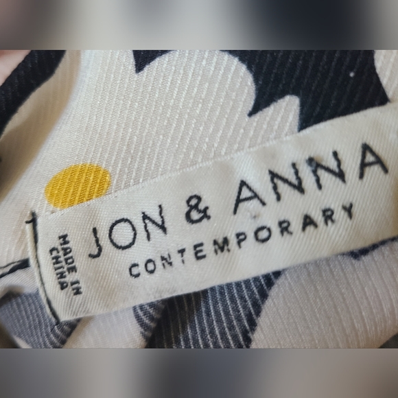 JON & ANNA  Contemporary Women's Daisy Button Up Shirt Size Large - Picture 3 of 4